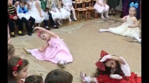 Танец кукол.   Танцует  и читает стихи моя внучка Ева.