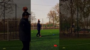 Футбольный тренажёр для отработки ударов и передач.