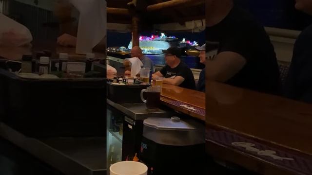 ? и да!!! Они ходят !!! ? американский БАР в ресторане ОГРОМНЫЕ ПОРЦИИ ЕДЫ Florida USA 04.08.2021 смотреть онлайн