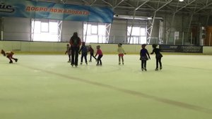 Милана 4 года и ее саночки. Фигурное катание первые шаги.