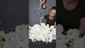 Сборка большого букета из белой эустомы - невесте от жениха