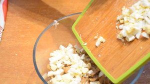 Салат из куриной грудки и шампиньонов - один из лучших салатов с куриным филе.