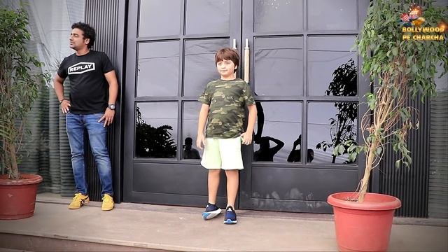 Shahrukh Khan's Son AbRam Poses Alone First Time, Mother Gauri Khan Helps Him Out смотреть онлайн
