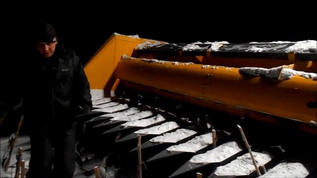Молотим по снегу акрос 585. Завершение уборки подсолнечника. смотреть онлайн