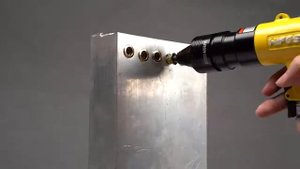 Пневматический заклёпочник для гаечных заклёпок.