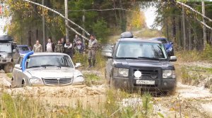 Парень на Волге тролит Range Rover на бездорожье. ГАЗ 31105 против Land Rover.