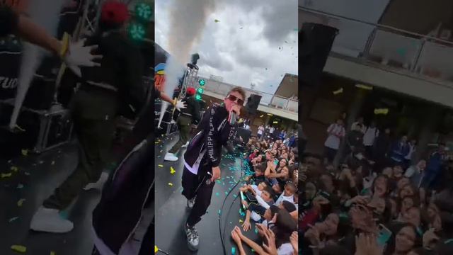 Santy canta Duro en el Colegio Distrital Virginia Gutiérrez de Pineda