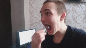 Что будет если засунуть в рот лампочку? Застрянет или нет?