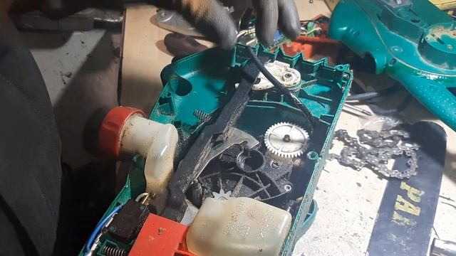 Пила цепная Bosch 1800W: замена шестерни + торсионной пружины. смотреть онлайн