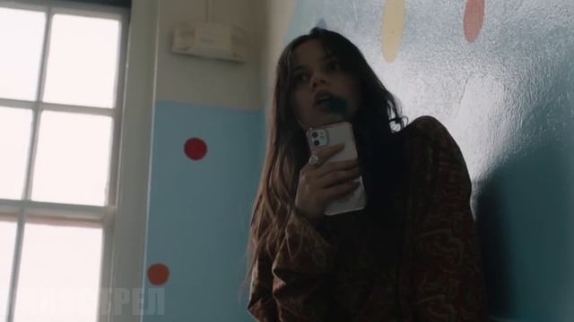 Девочки зашли в школьный туалет и теперь не знают удастся ли им выжить смотреть онлайн