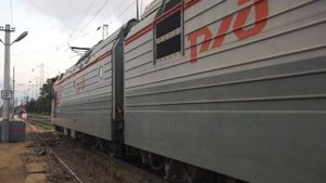2ЭС4К-061 прицепляется к поезду № 479А Санкт-Петербург - Сухум на станции Белореченская.