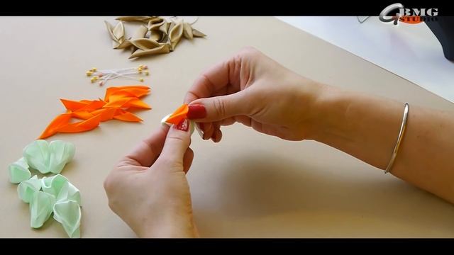 Экзотическая резиночка для волос с цветком Канзаши. МК / Exotic rubber band hair flower Kanzashi смотреть онлайн