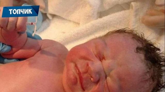 Когда он родился,кто находился в родильной побледнели!Смотрите,что держал в ручке малыш! Невероятно