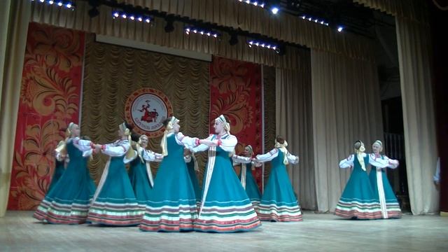 Народный хореографический ансамбль "Россия" - Русский хороводный танец "Круги"