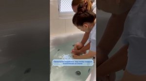 Грудничковое плавание с малышом 0-2 месяца в домашний ванне. На что обращать внимание.