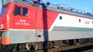 Электровоз ЭП1-129 с почтово-багажным поездом.