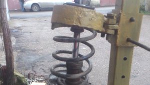 Приспособа для обслуживания амортизационных стоек
