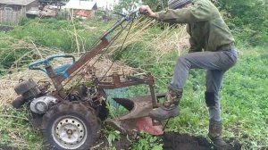 Вспашка заросшего целинника поворотным плугом ,самодельным мотоблоком.