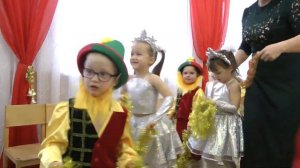 Танец с мишурой на новогоднем утреннике 2018 в младшей группе  Муз  рук  Максюта Г  В