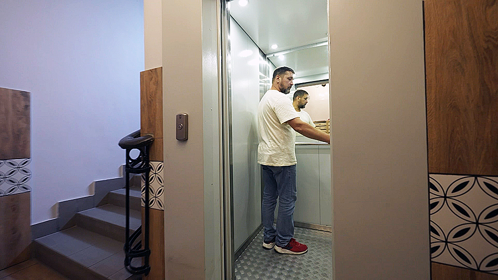 Более 2,5 тыс. лифтов заменят в Москве в 2024 году / Город новостей на ТВЦ