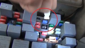 Видео по замене предохранителя фары 15А в монтажном блоке под капотом KIA - Spectra