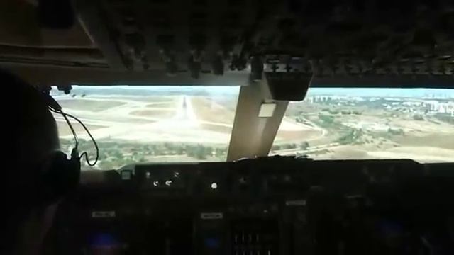 Boeing 747 Красивая посадка большого авиалайнера. Управление Самолетом вид из кабины пилота