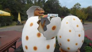 Динозавр вылупляется из яйца