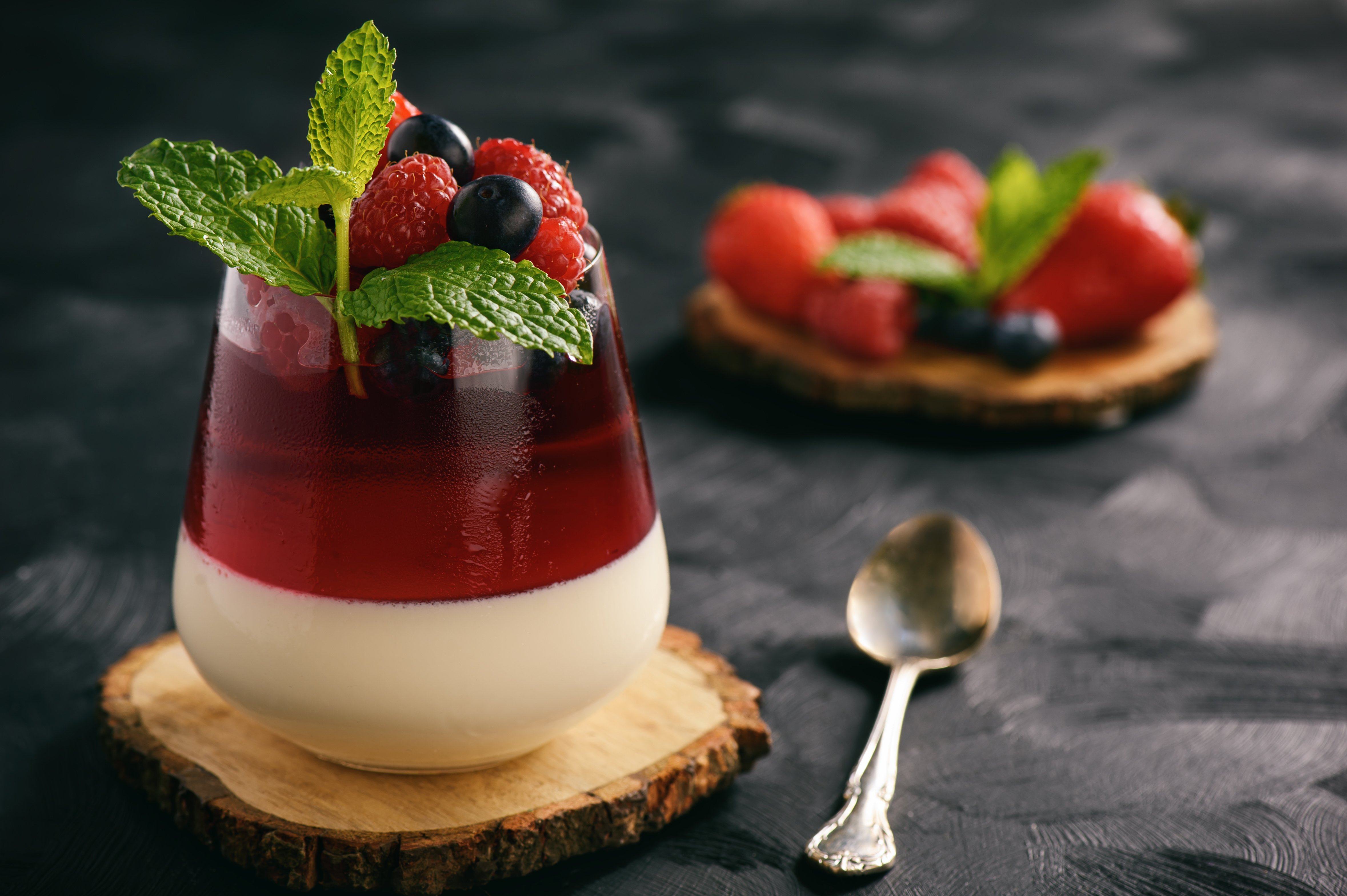 Крем из ягод. Панна котта. Десерт panna Cotta. Панна котта с ягодами. Панна котта итальянская.