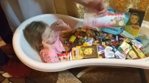 Целая ванна конфет,разных сладостей.Новогодние подарки.Купаемся в конфетах.Детский канал.