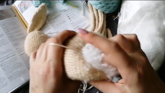 Вязаный зайка по книге "Вяжи! Одевай! Люби" Луизы Кроутер смотреть онлайн