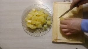 Салат с кальмарами, ананасами и огурцами