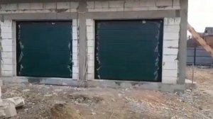 Секционные ворота Алютех с блоком ручного управления