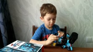 Распаковка робота трансформера пожарной.Unpacking robot transformer fire.