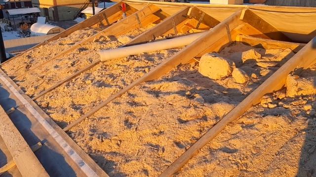 Утепление мансардной крыши опилками