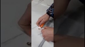 Испытание пластикового покрытия столешницы