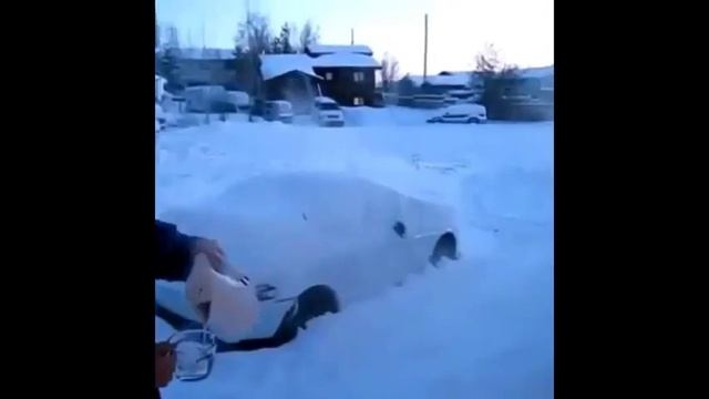 Парниша на батуте прыгал - да не туда запрыгнул. А другой на эскалаторе катался - да и укатался... смотреть онлайн