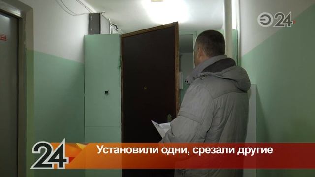 Сотрудники МЧС срезали тамбурные двери в подъезде многоэтажного дома в Казани смотреть онлайн