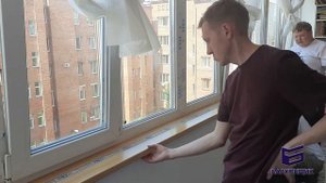 Установка подоконника Мёллер "светлый дуб" на тёплую лоджию