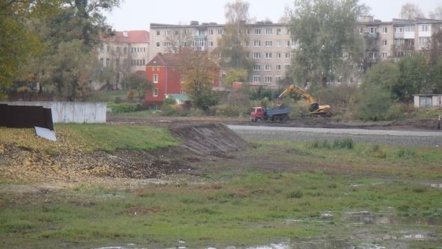 Экскаватор JCB загружает самосвал TATRA 815