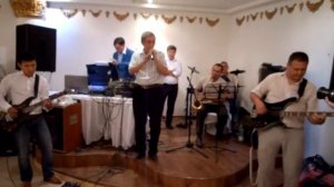 Все ребята сочиняют про девчат....