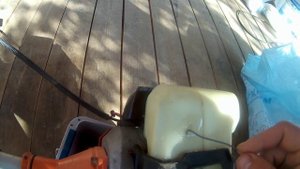 Пробил бак на мотокосе. Временный ремонт.А так его надо паять ток куском другой канистры.