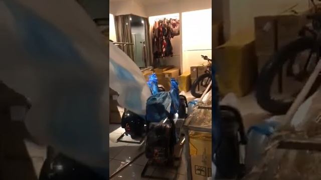 Распаковка самокатов на взлетной 2