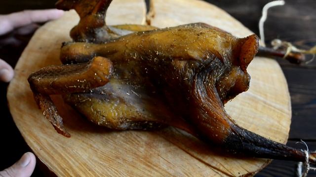 ЦЕСАРКА СЫРОКОПЧЕНАЯ (Numida meleagris) смотреть онлайн