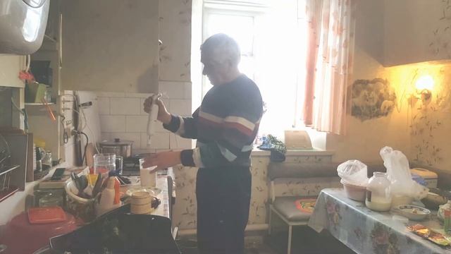 Мне стыдно , я жирный , голодаю 6 день , попробую жене приготовить обед... смотреть онлайн