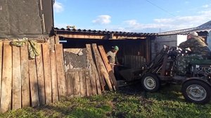 Затеяли капитальный ремонт нашей углярки, перегружаем из нее старый уголь в другую углярку