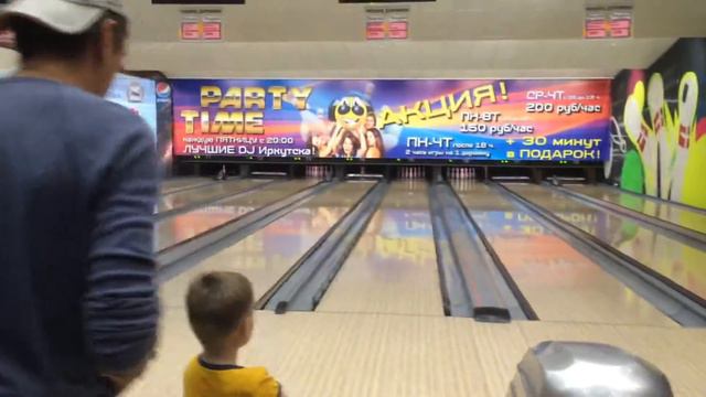 Кирилл играет в боулинг смотреть онлайн