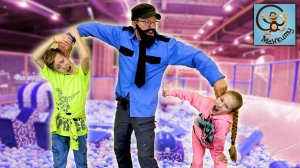 Даня и Диана играют в Прятки от Охранника в Торговом Центре. Манкиту