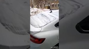 Заклеила разбитое заднее стекло на машине