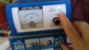 проверим аккумулятор мультиметром и заряжаем его