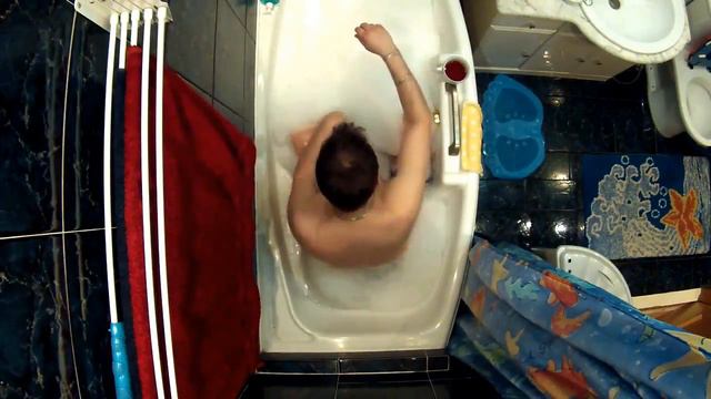 PocketBook 641 Aqua 2 падает в ванную, а с ним ничего не происходит 1 смотреть онлайн